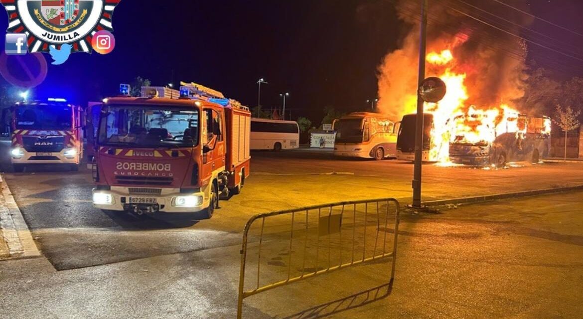 Se siguen investigando las causas del incendio de tres autobuses en Jumilla