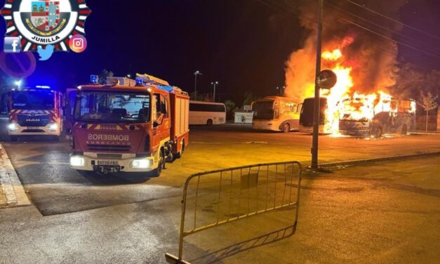 Se siguen investigando las causas del incendio de tres autobuses en Jumilla