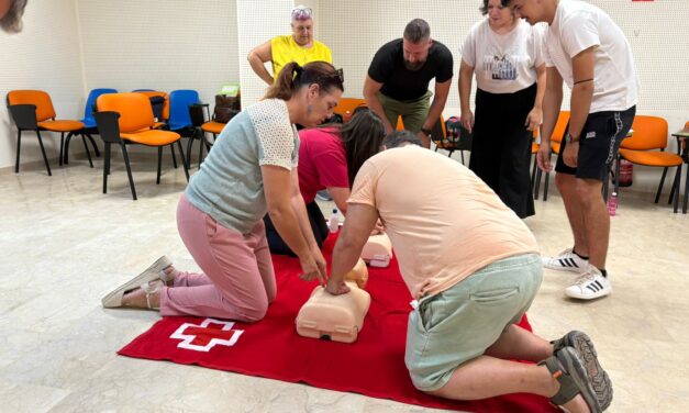 Pedáneos y responsables de asociaciones aprenden el uso de los desfibriladores