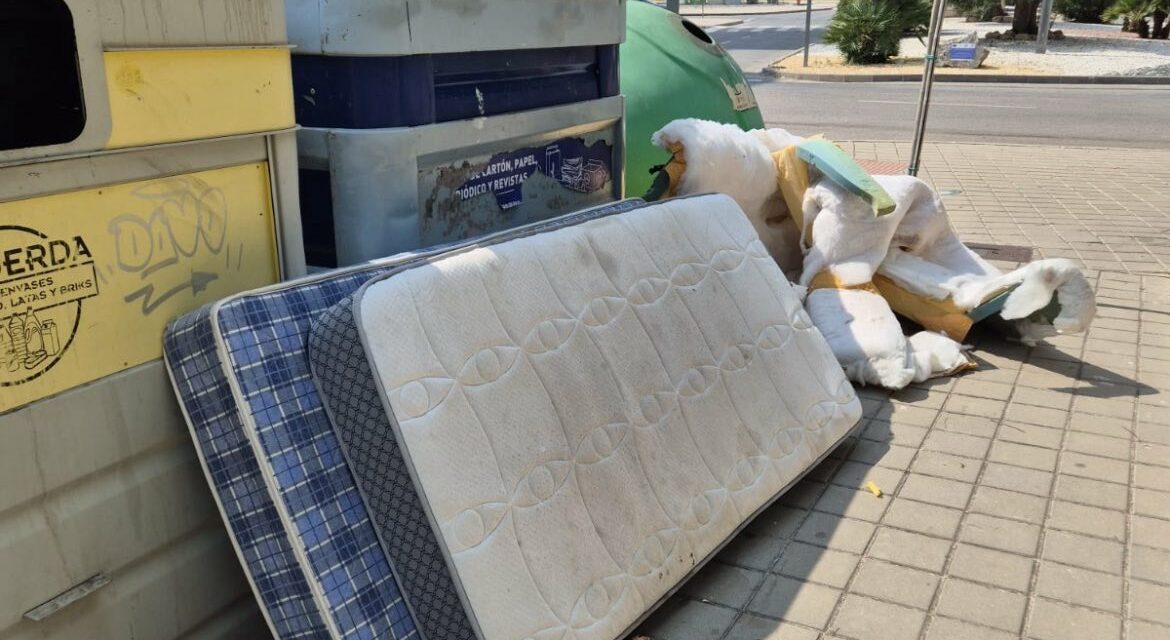 El abandono de enseres en la calle obliga al Ayuntamiento “a cortar el problema de raíz”