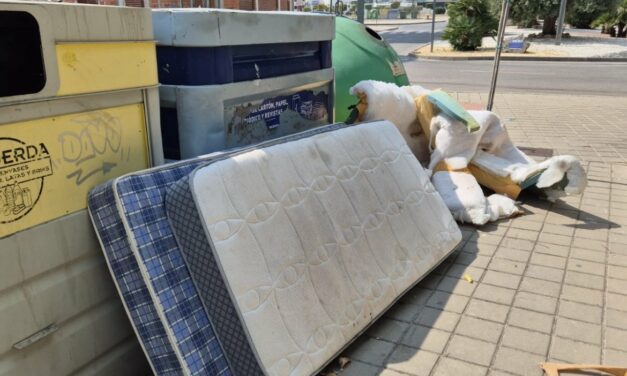 El abandono de enseres en la calle obliga al Ayuntamiento “a cortar el problema de raíz”