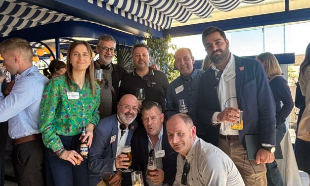 Los empresarios de Bni Récord Jumilla asisten a un encuentro en Valencia