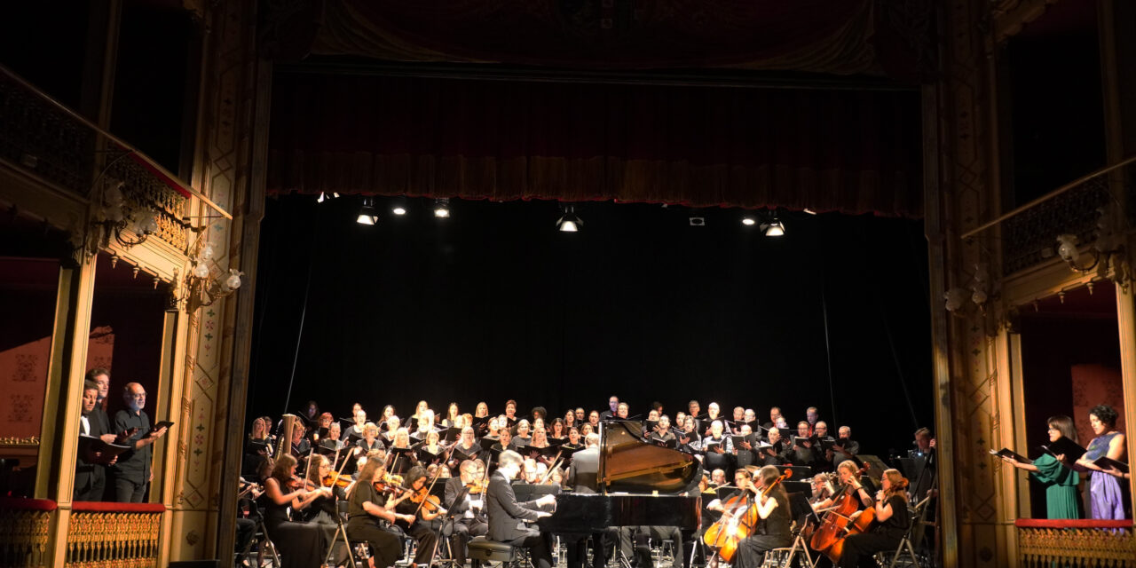 Más de cien personas actuaron en el Vico con la Orquesta y Coro de Alemania