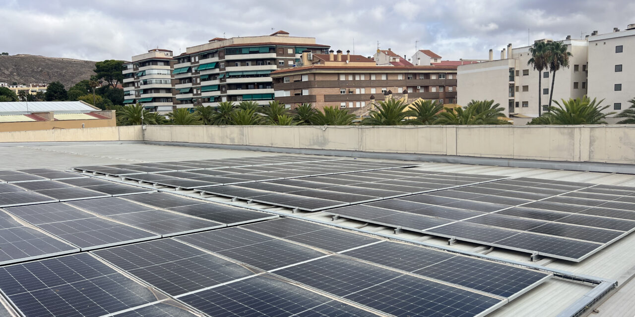 El ayuntamiento instala placas solares en varios públicos edificios que reducirán en más del 60% el consumo energético