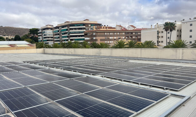 El ayuntamiento instala placas solares en varios públicos edificios que reducirán en más del 60% el consumo energético