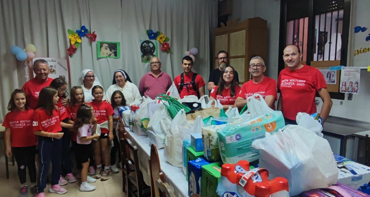 La Marcha del Santo Costado recoge material para Cáritas