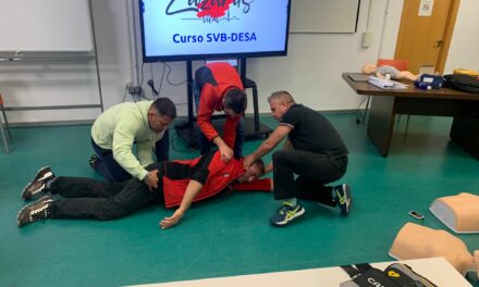 Los policías locales asisten a unos cursos de reciclaje sobre el uso de los desfibriladores automáticos