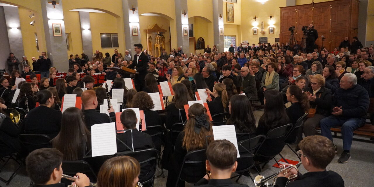 La banda escuela de la AJAM ofreció un concierto en la iglesia de San Juan