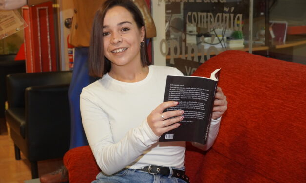 La joven escritora Lucía García publica su segundo poemario “Renacida en mi calma”