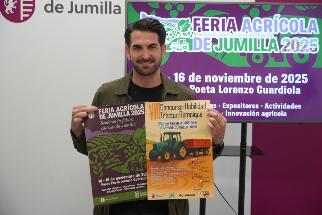 La imagen actual no tiene texto alternativo. El nombre del archivo es: Concejal-con-carteles.jpg