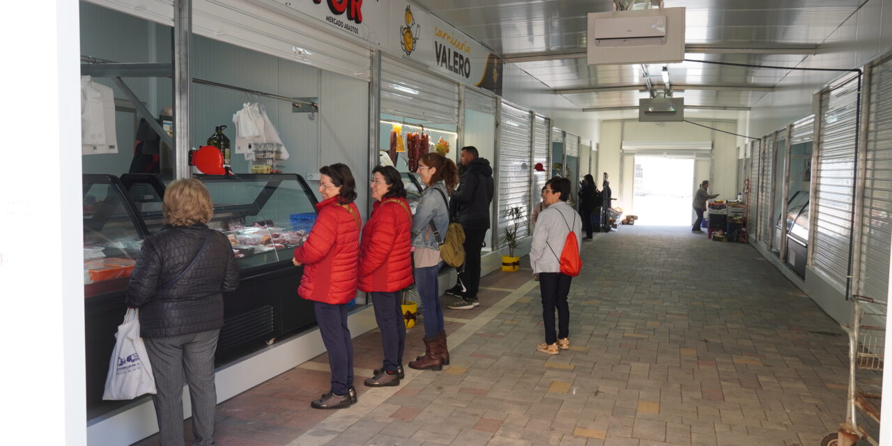 Los puestos fijos del Mercado de Abastos ya atienden al público en la estructura provisional ubicada en el parking