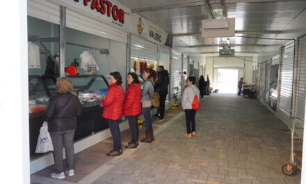 Los puestos fijos del Mercado de Abastos ya atienden al público en la estructura provisional ubicada en el parking