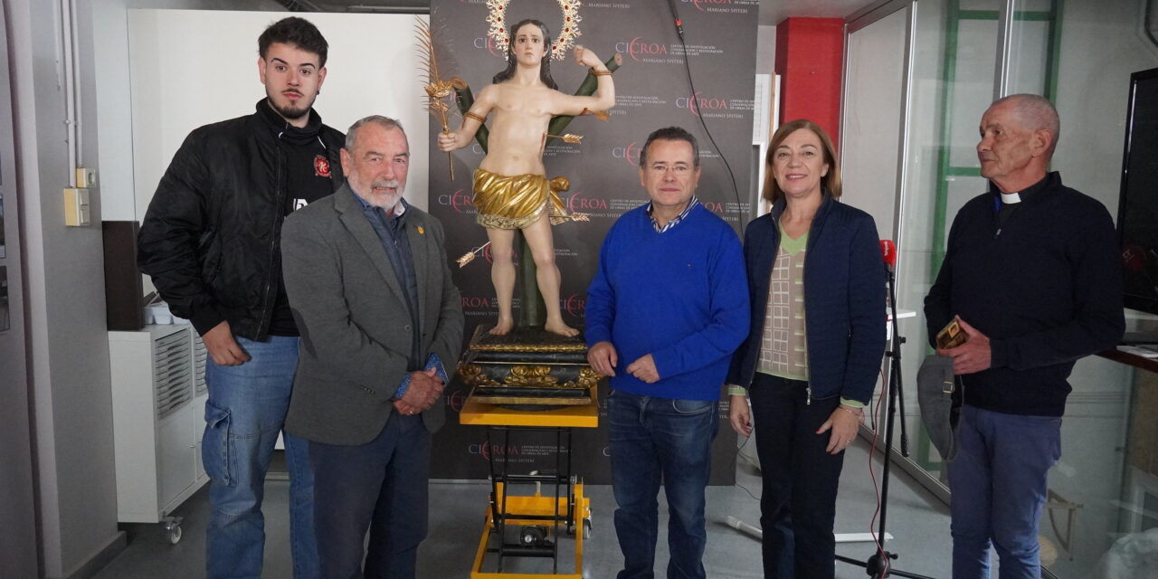 Mariano Spiteri hace entrega de la imagen de San Sebastián a Ricote, tras su restauración