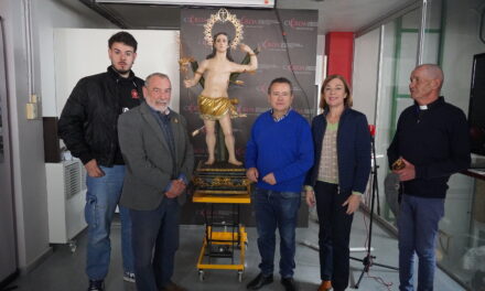 Mariano Spiteri hace entrega de la imagen de San Sebastián a Ricote, tras su restauración