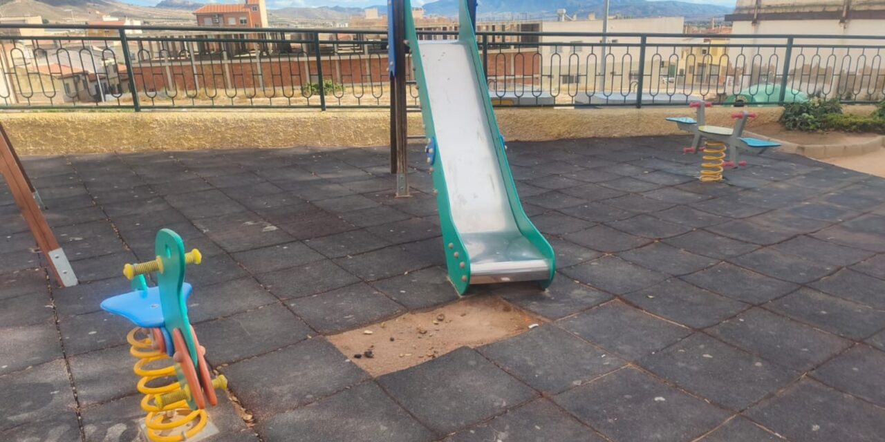 El PSOE pide que se continúe con la mejora del Jardín de la plaza don Juan Paco Baeza