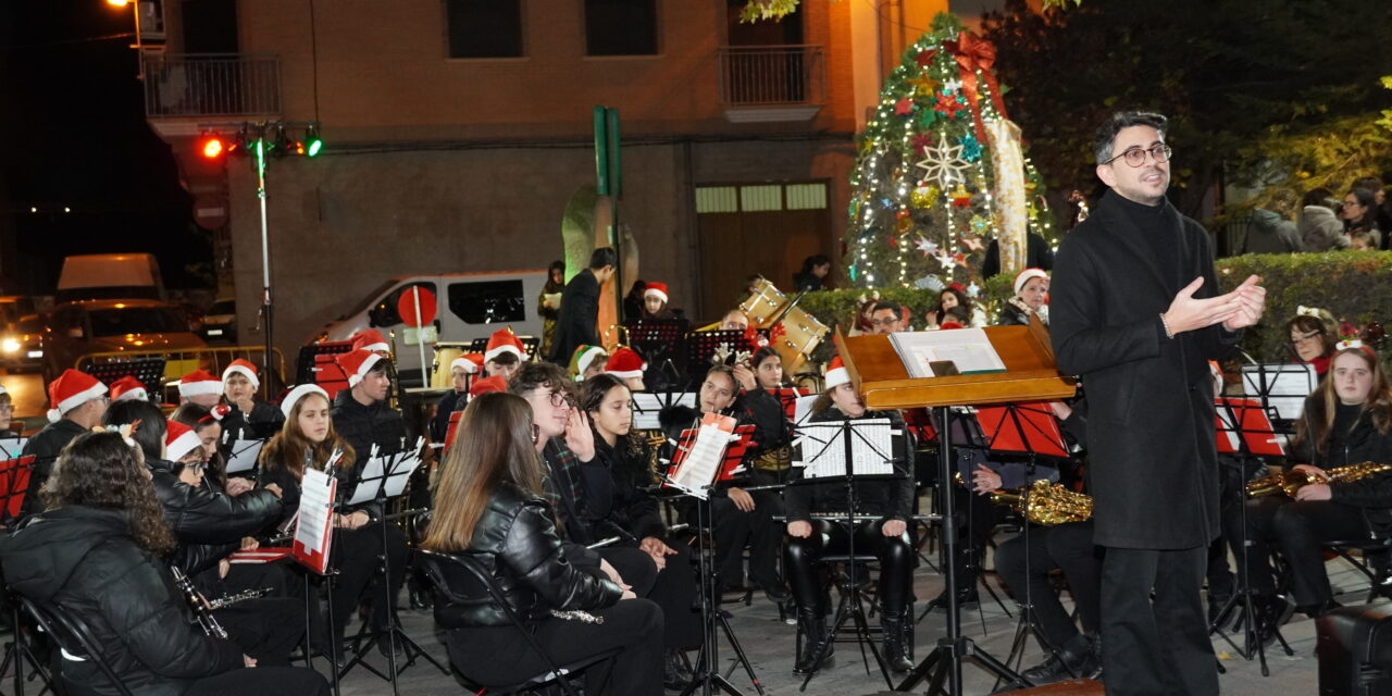San Antón enciende su árbol de Navidad con los músicos de la juvenil de la AJAM
