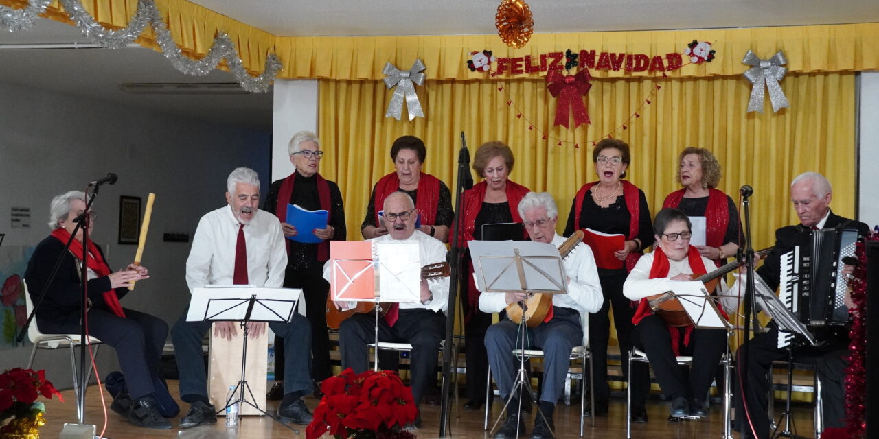 El centro de personas mayores se llena de alegría con el festival de villancicos