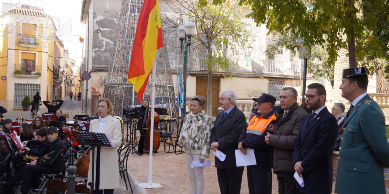 Exalcaldes y cuerpos de seguridad participan en el concierto del Día de la Constitución