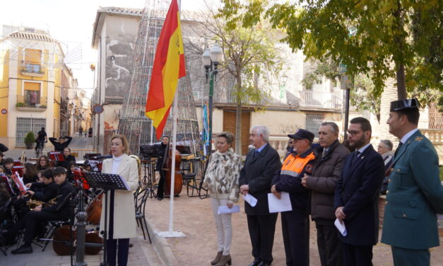Exalcaldes y cuerpos de seguridad participan en el concierto del Día de la Constitución