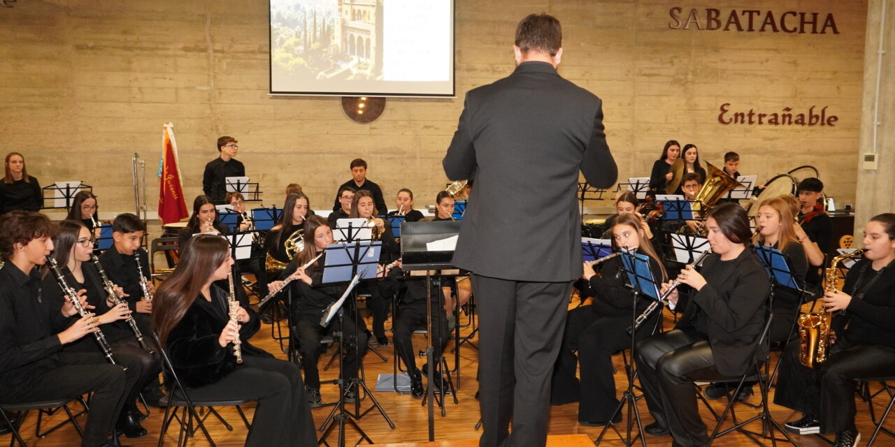 La juvenil de la Julián Santos recibe a los nuevos músicos que se suman a la banda