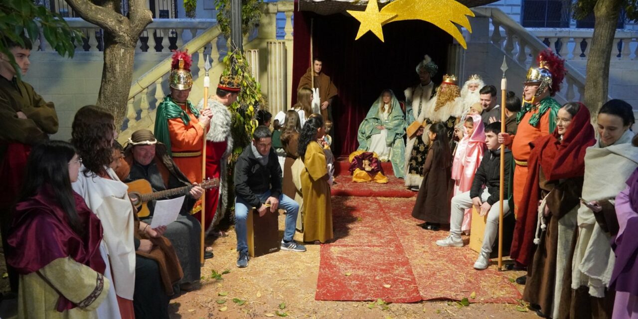 Las hermandades se unen en la representación del nacimiento de Jesús y otras escenas de la época