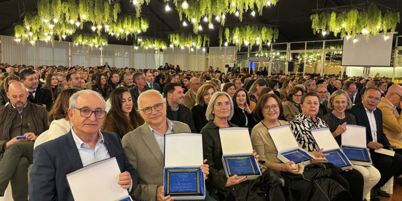 La cooperativa Cruz de Piedra reconoce la labor de sus socios fundadores, tras su jubilación