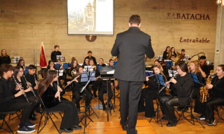 La juvenil de la Julián Santos recibe a los nuevos músicos que se suman a la banda