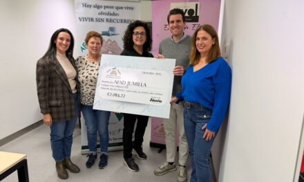 Bodegas Alceño entrega a AFAD parte de los beneficios de EVOL, el vino solidario