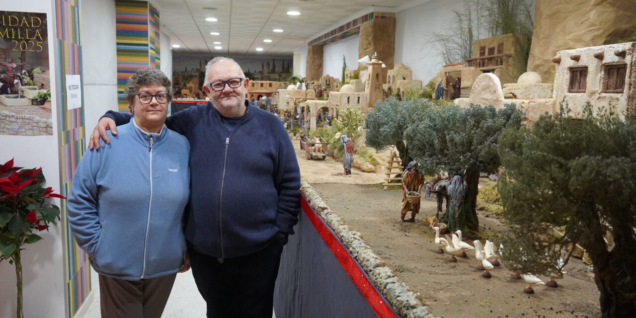 La familia Navarro Santos muestra su belén de cerca de un millar piezas, y la mayoría de misterios y escenas evangélicas representados