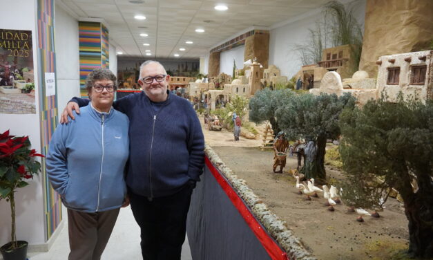 La familia Navarro Santos muestra su belén de cerca de un millar piezas, y la mayoría de misterios y escenas evangélicas representados