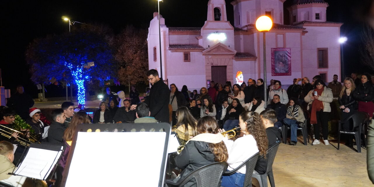 El jardín Salzillo se suma a la tradición del encendido de su árbol de Navidad