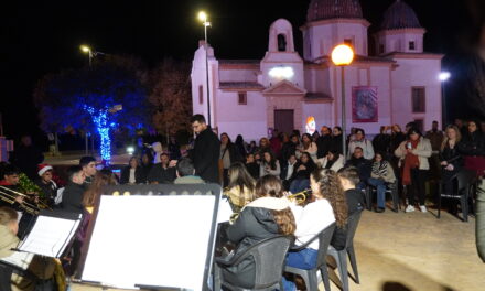 El jardín Salzillo se suma a la tradición del encendido de su árbol de Navidad