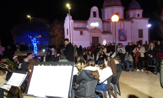 El jardín Salzillo se suma a la tradición del encendido de su árbol de Navidad