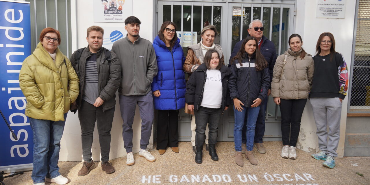 Aspajunide llena de “frases que alegran el día”, las zonas peatonales y escolares