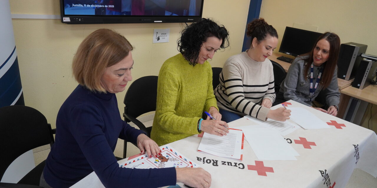 Cruz Roja, Aguas de Jumilla y Ayuntamiento firman el convenio para inserción laboral