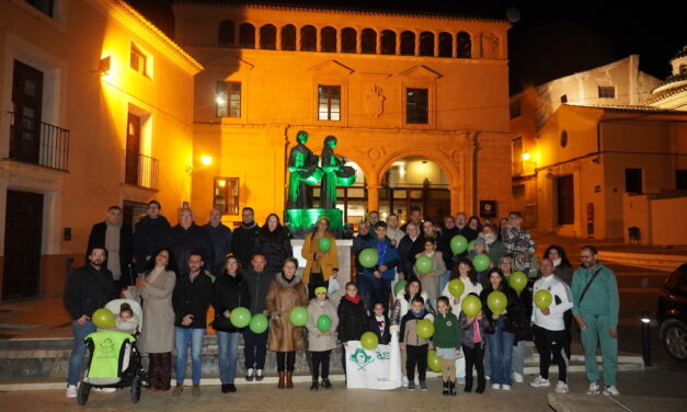 La Plaza de Arriba se tiñe de verde para dar visibilidad al Perthes y reclamar un día nacional