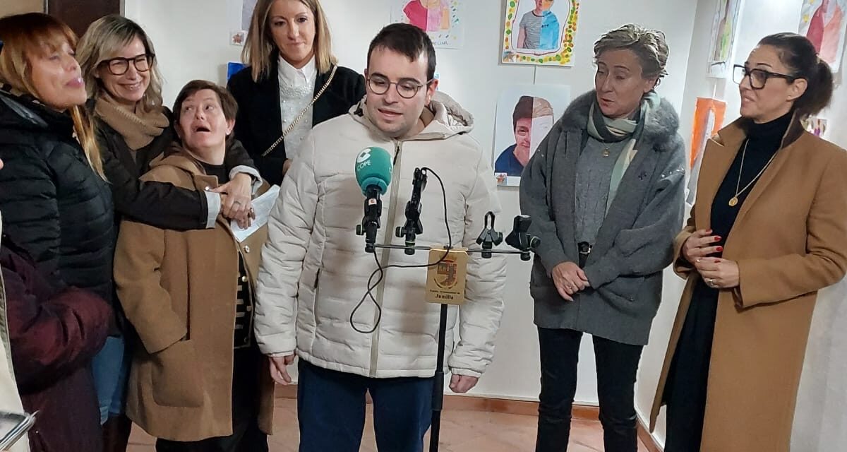 Usuarios de Aspajunide del Taller de Expresión Artística muestran su creatividad en “Sueños de colores”