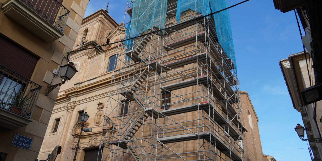 La parroquia de El Salvador acomete obras con el fin de arreglar las dos torres