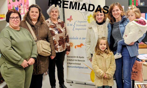 Adahi hace entrega de las tres cestas del Sorteo del Niño a sus ganadoras