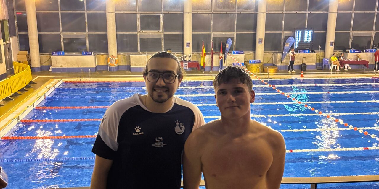 Alejandro Giménez mejora sus marcas en el Regional de Natación