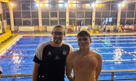 Alejandro Giménez mejora sus marcas en el Regional de Natación