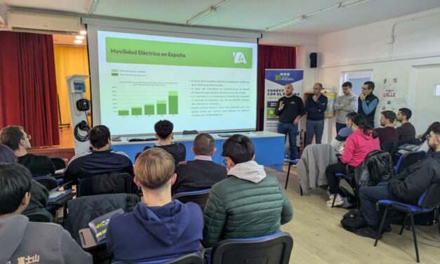 En el IES Infanta Elena se imparte una jornada técnica de movilidad eléctrica