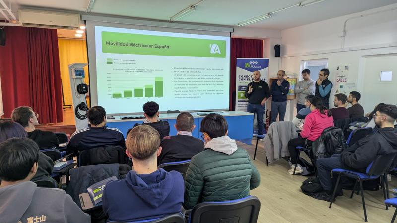 En el IES Infanta Elena se imparte una jornada técnica de movilidad eléctrica