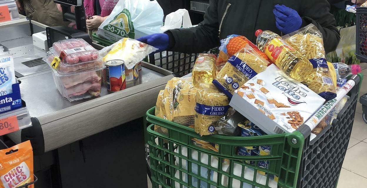 Los ganadores de los 100 carros de la compra son los que su papeleta tenga los números entre el 6.703 y el 6.802