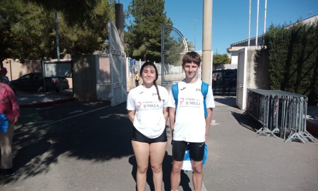 Alejandro Pérez consigue el oro en 300 metros vallas y la plata en triple salto del Regional Sub-16 de Invierno