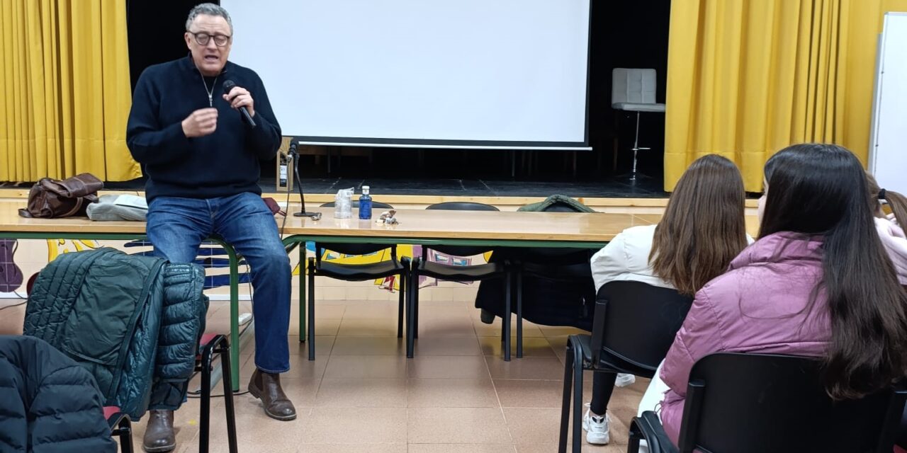 El escritor Luis Leante ofrece una charla a alumnos de 3º ESO del IES Arzobispo Lozano