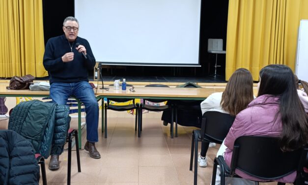 El escritor Luis Leante ofrece una charla a alumnos de 3º ESO del IES Arzobispo Lozano