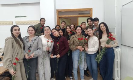 El IES Arzobispo Lozano celebra San Valentín con claveles, música y mensajes de amor y amistad