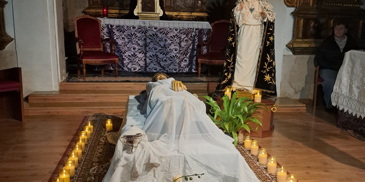 El Cristo Yacente de Santa Ana inicia la Cuaresma con el traslado a su capilla del Santo Sepulcro