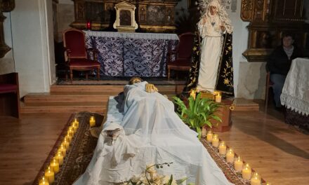 El Cristo Yacente de Santa Ana inicia la Cuaresma con el traslado a su capilla del Santo Sepulcro